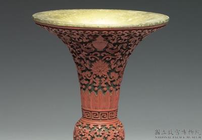 图片[2]-Gu-shaped carved red lacquer vase with decor of lotus scrolls and the Eight Treasures, Qing dynasty, Qianlong reign (1736-1795)-China Archive